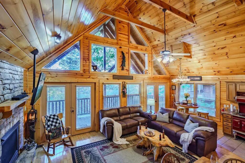 Stunning Mountain Cabin W Hot Tub Гетлинбург Екстериор снимка