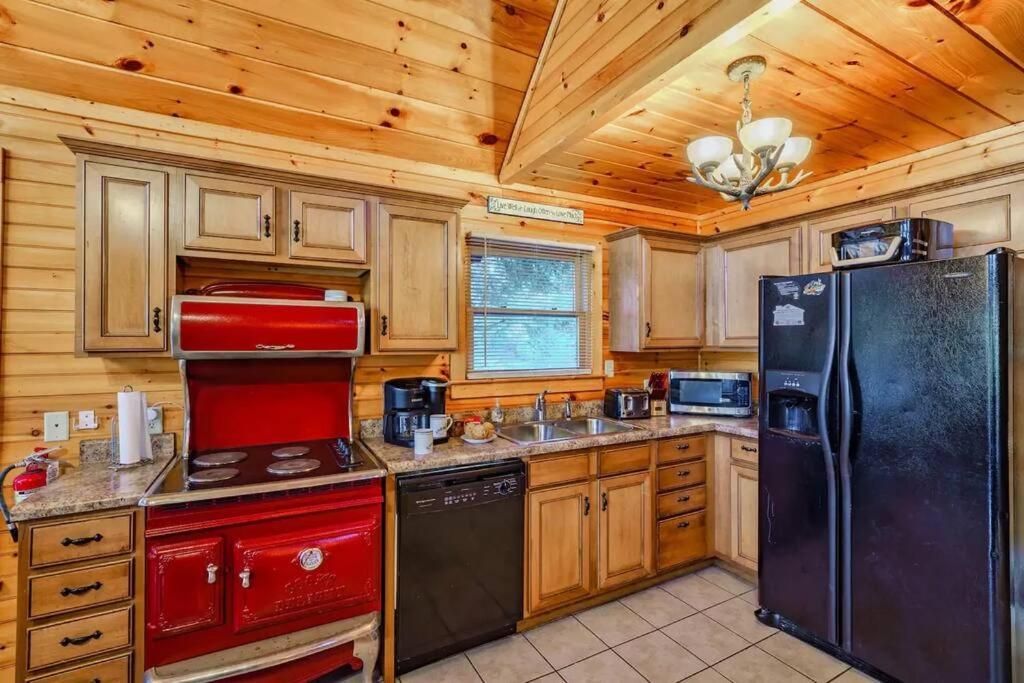 Stunning Mountain Cabin W Hot Tub Гетлинбург Екстериор снимка