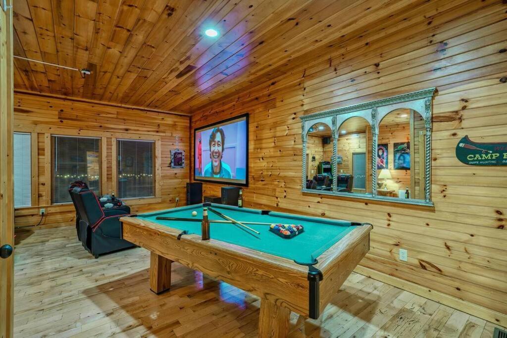 Stunning Mountain Cabin W Hot Tub Гетлинбург Екстериор снимка