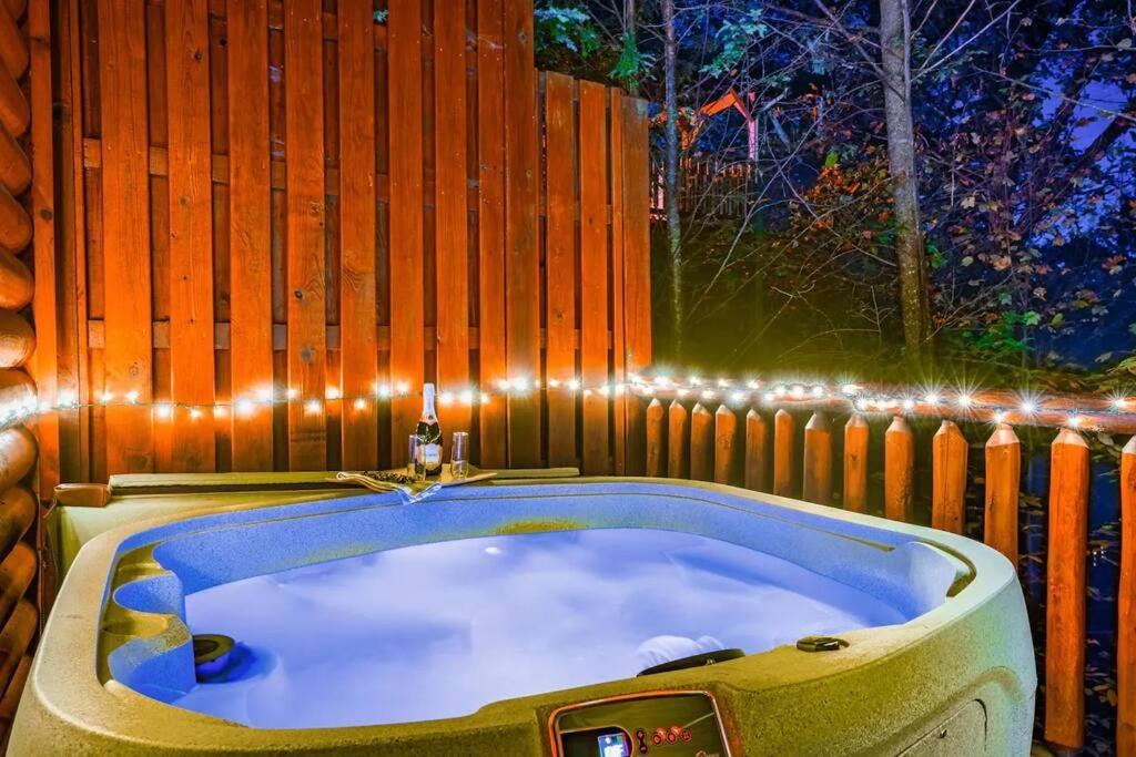 Stunning Mountain Cabin W Hot Tub Гетлинбург Екстериор снимка