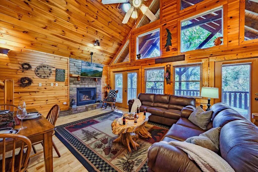 Stunning Mountain Cabin W Hot Tub Гетлинбург Екстериор снимка