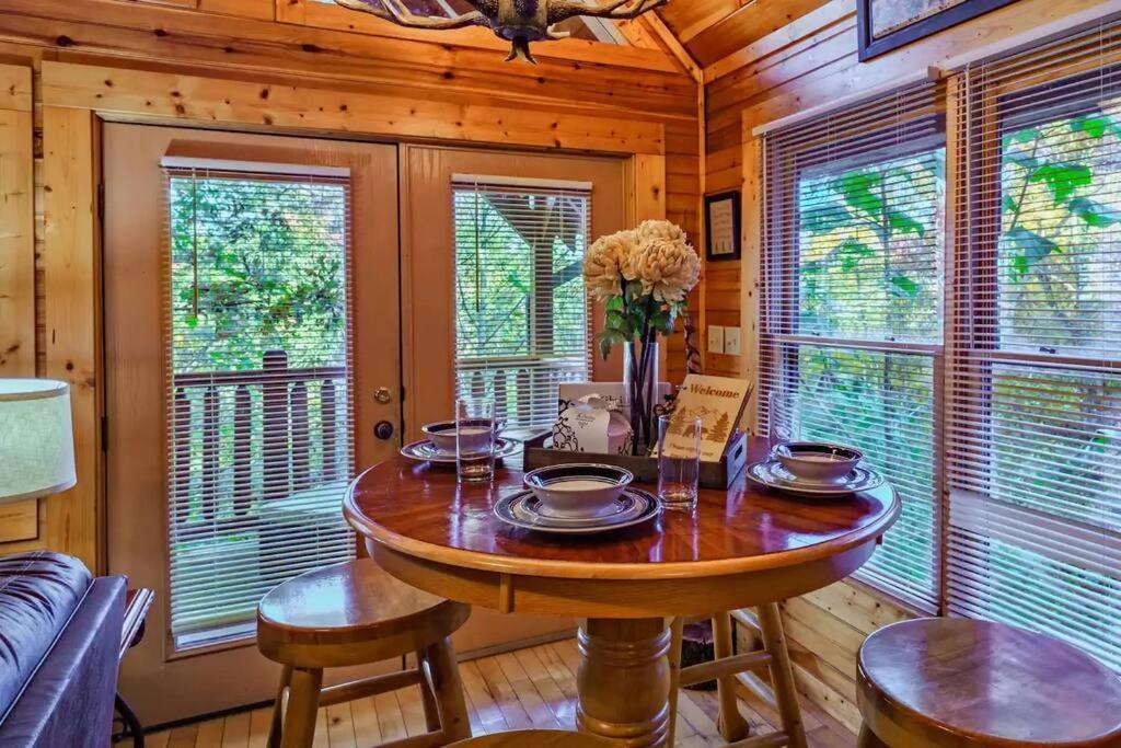 Stunning Mountain Cabin W Hot Tub Гетлинбург Екстериор снимка