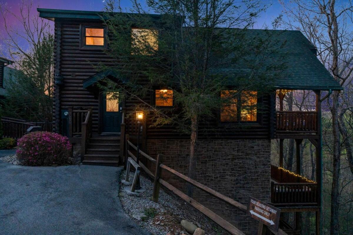 Stunning Mountain Cabin W Hot Tub Гетлинбург Екстериор снимка