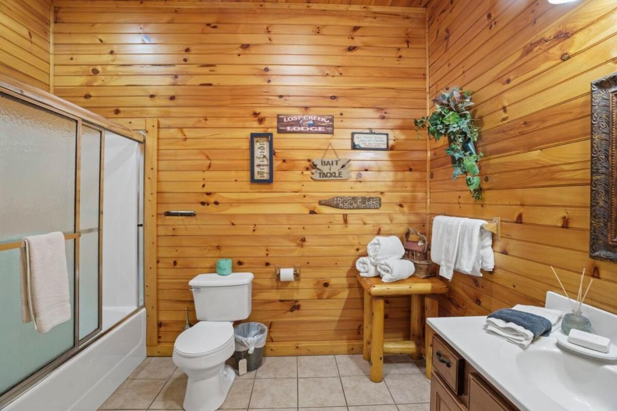Stunning Mountain Cabin W Hot Tub Гетлинбург Екстериор снимка
