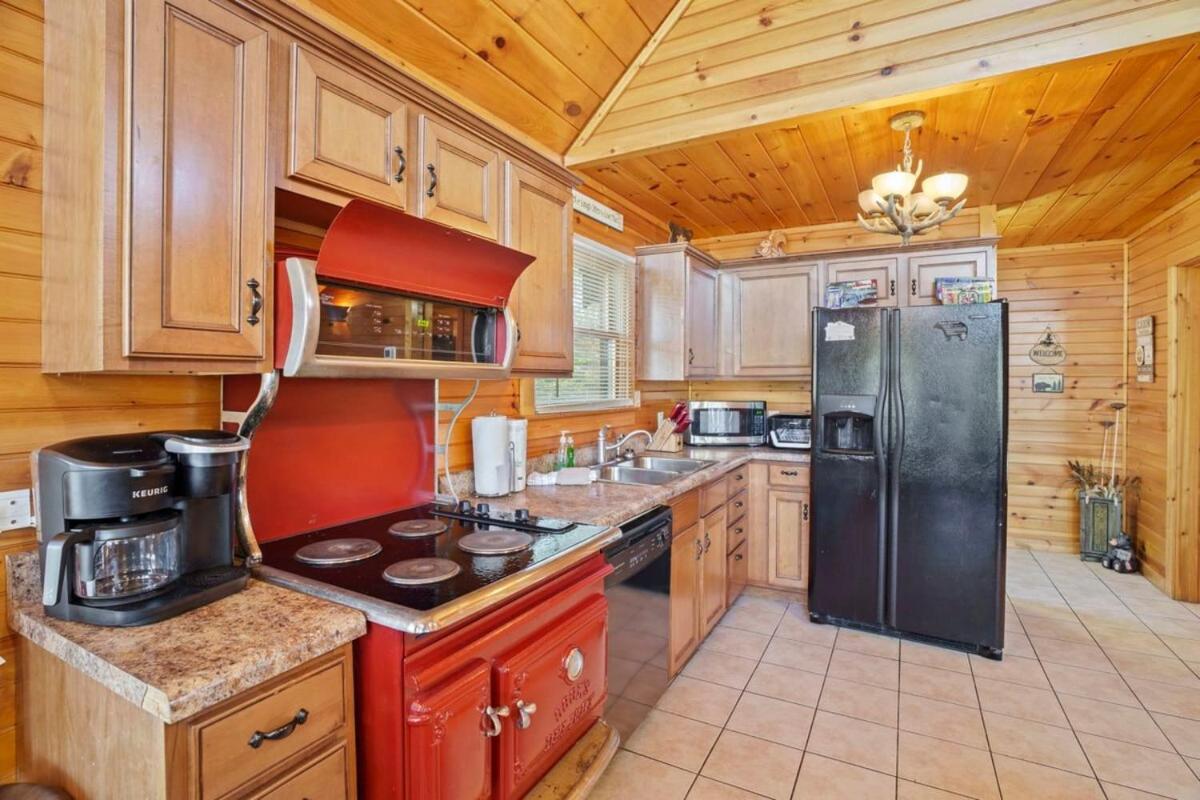 Stunning Mountain Cabin W Hot Tub Гетлинбург Екстериор снимка