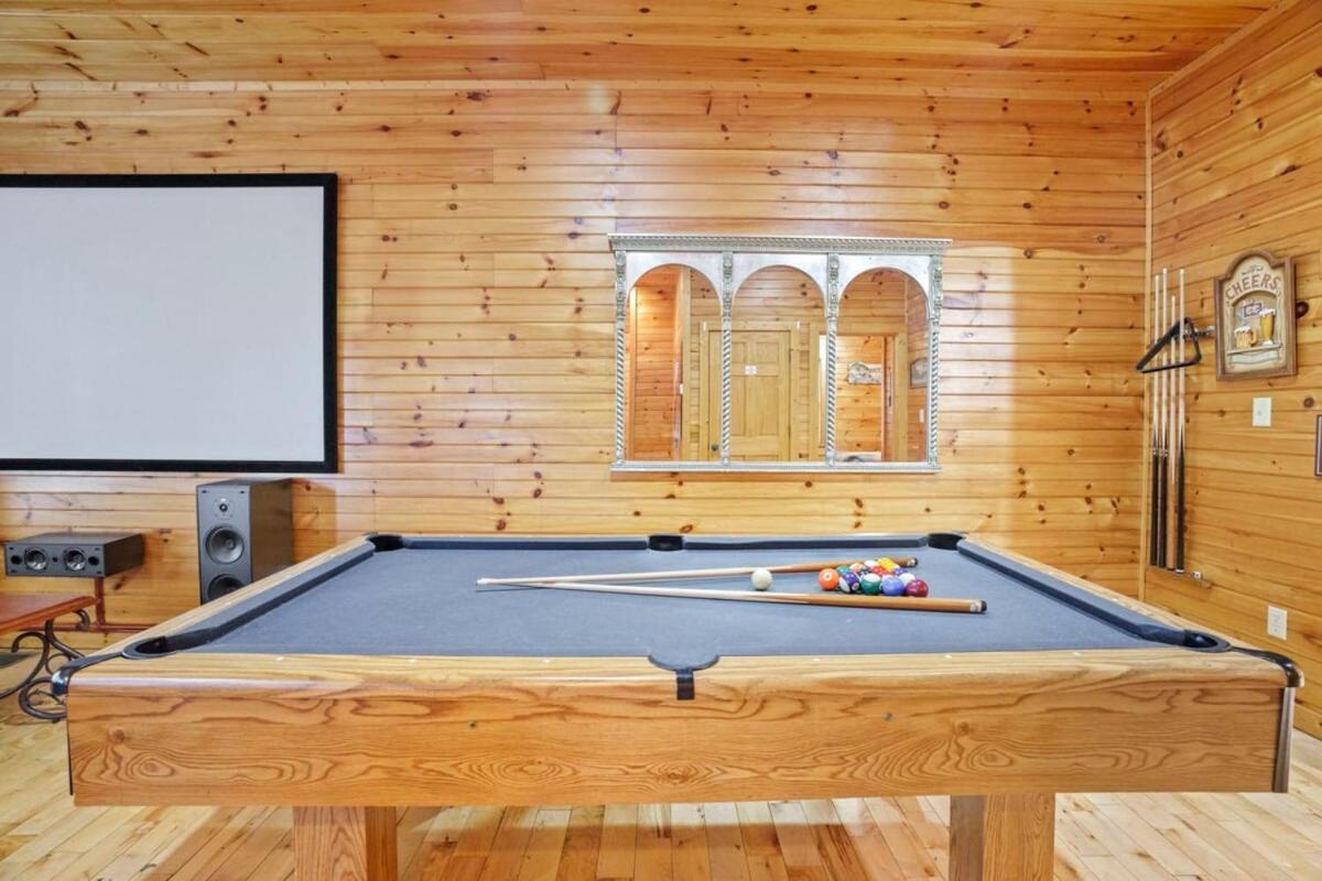 Stunning Mountain Cabin W Hot Tub Гетлинбург Екстериор снимка