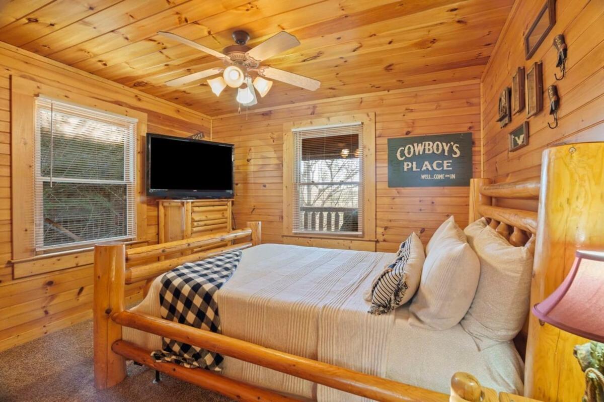 Stunning Mountain Cabin W Hot Tub Гетлинбург Екстериор снимка