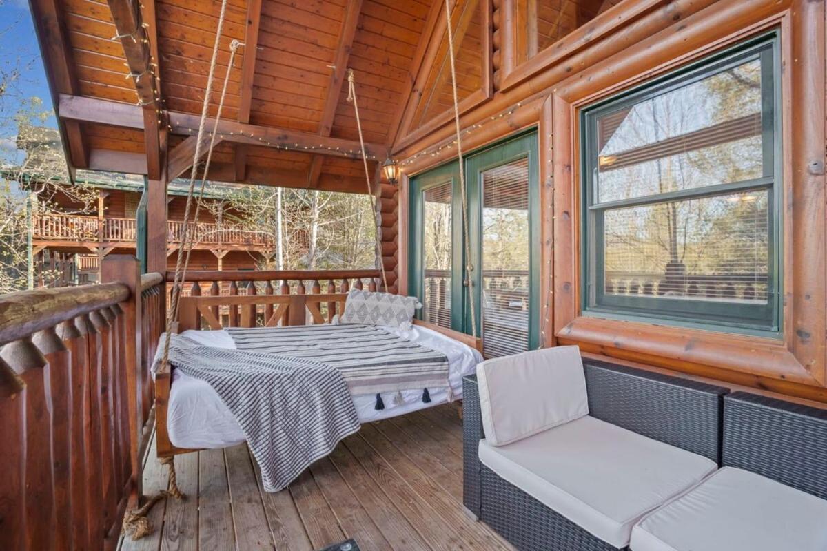 Stunning Mountain Cabin W Hot Tub Гетлинбург Екстериор снимка