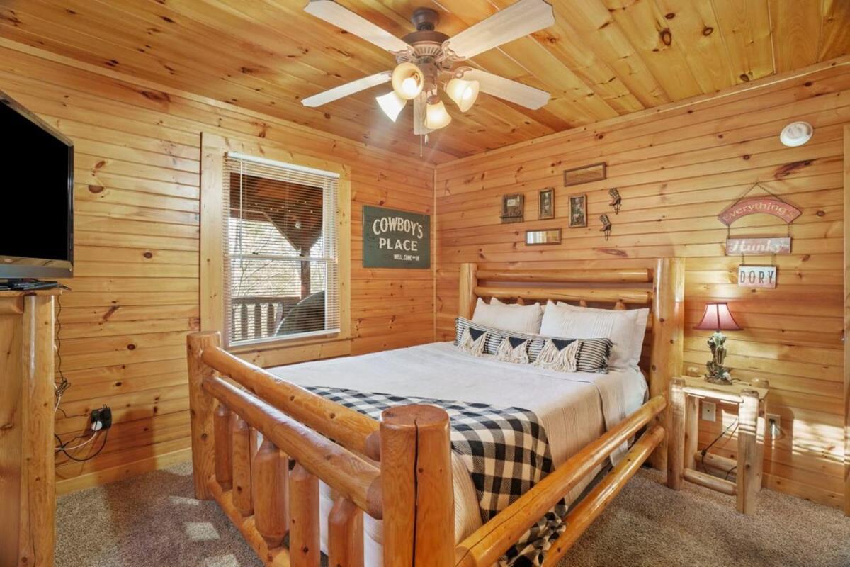 Stunning Mountain Cabin W Hot Tub Гетлинбург Екстериор снимка