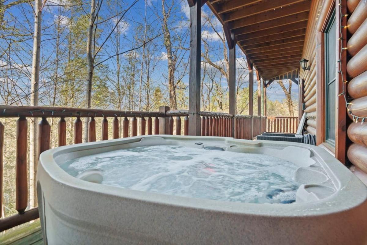 Stunning Mountain Cabin W Hot Tub Гетлинбург Екстериор снимка