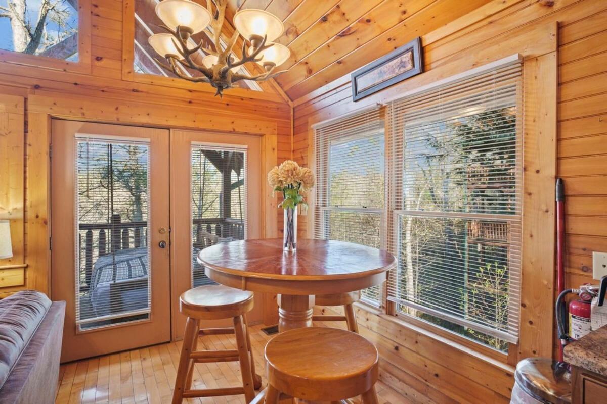 Stunning Mountain Cabin W Hot Tub Гетлинбург Екстериор снимка