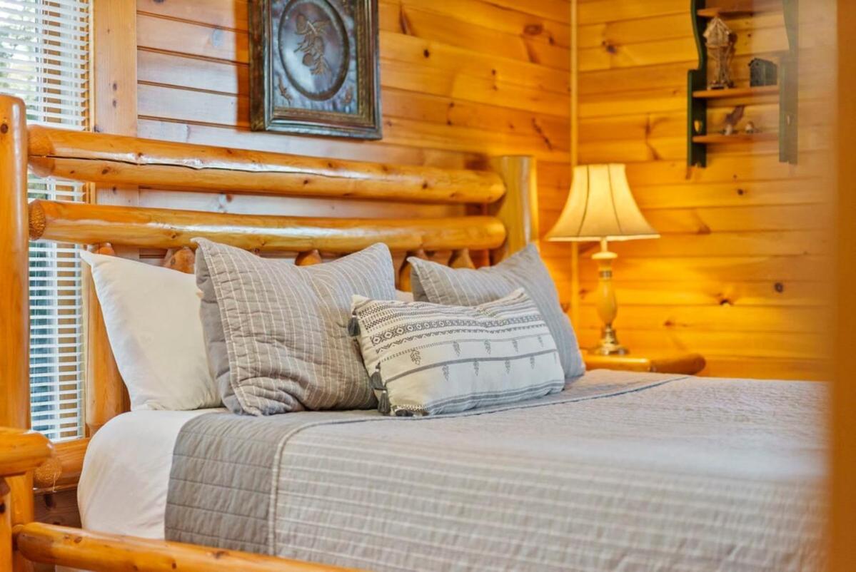 Stunning Mountain Cabin W Hot Tub Гетлинбург Екстериор снимка