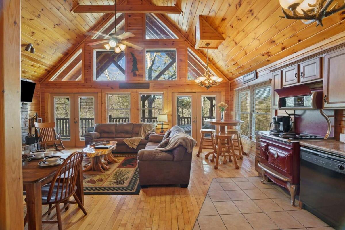 Stunning Mountain Cabin W Hot Tub Гетлинбург Екстериор снимка